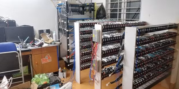 Sau đó, việc quan trọng còn lại là cài đặt server cũng như các chức năng tự động làm theo quy trình cho sẵn. Đôi khi, có những chủ dịch vụ còn chơi lớn, thuê viết phần mềm riêng cho mình để tối ưu hóa mục đích cá nhân nhằm cạnh tranh với những người khác làm cùng lĩnh vực click farm.