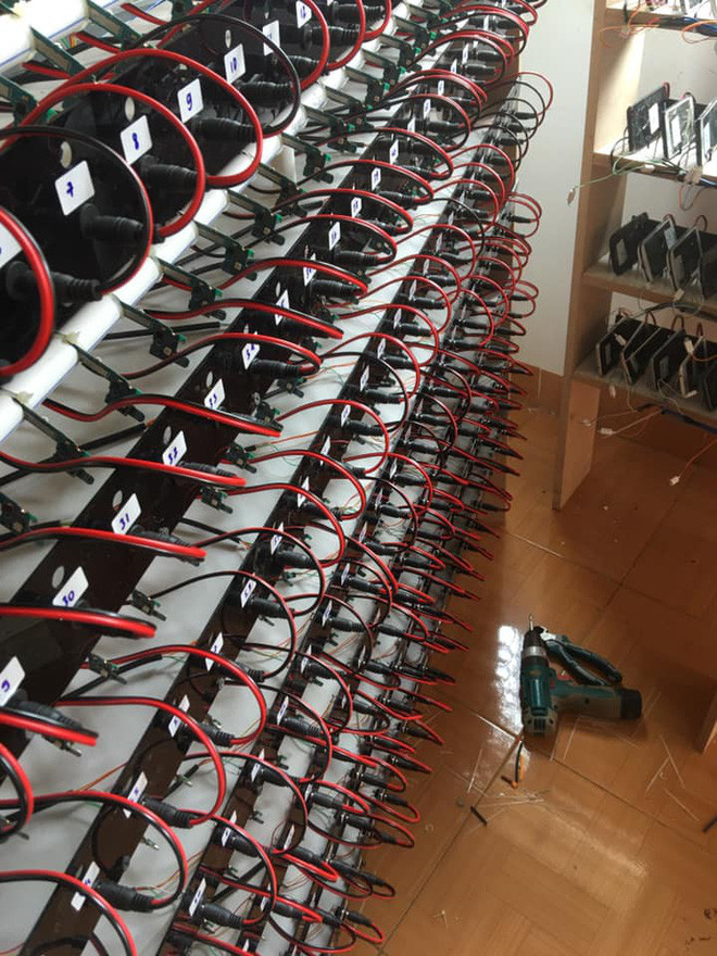 Hình thức này vốn đã xuất hiện trên thế giới từ lâu. Sau một thời gian,“click farm” cũng đã dần có mặt ở Việt Nam một cách công khai và sẵn sàng hoạt động như một dịch vụ bên lề dành cho những ai có nhu cầu.