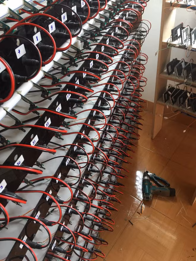 Hình thức này vốn đã xuất hiện trên thế giới từ lâu. Sau một thời gian,“click farm” cũng đã dần có mặt ở Việt Nam một cách công khai và sẵn sàng hoạt động như một dịch vụ bên lề dành cho những ai có nhu cầu.