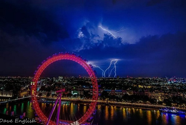 Sấm chớp trong đêm trên bầu trời London, Anh.