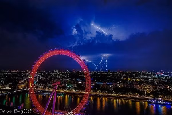 Sấm chớp trong đêm trên bầu trời London, Anh.