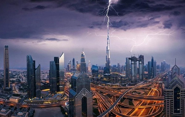 Tòa tháp chọc trời Burj Khalifa ở Dubai hứng chịu tia sét từ bầu trời đen sì đáng sợ phía trên.