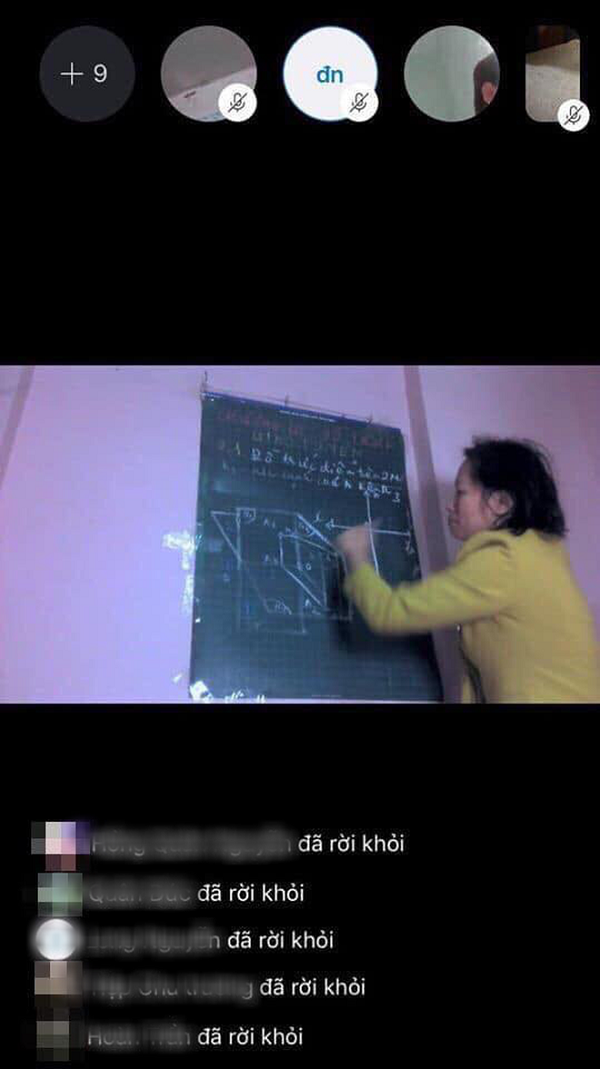 Cô giáo đang hăng say giảng bài nhưng học sinh đã rời nhóm từ lúc nào.