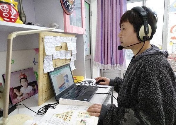 Dịch Covid-19 diễn biến phức tạp, các nhà trường buộc phải cho học sinh, sinh viên nghỉ học dài ngày, tránh lây lan bệnh nguy hiểm. Phương pháp học online, hay dạy học qua mạng xã hội hoặc website hỗ trợ trực tuyến từ đó được áp dụng giúp các em nhanh chóng bắt kịp chương trình.