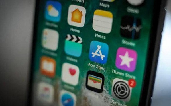 Học sinh rủ nhau lên đánh giá 1 sao hàng loạt cho những ứng dụng dạy học online và các ứng dụng liên quan trên AppStore và PlayStore, khiến điểm số trung bình tụt giảm đáng kể. Giảng đường online: Sinh viên tham gia như thế nào? | VTC Now. Nguồn: Youtube