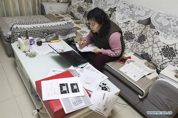 Thường ngày đã quen với bảng đen phấn trắng, nay các thầy cô giáo phải đóng vai như những streamer thực thụ, giảng bài qua livestream, quản lý học sinh qua nhóm chat,... không tránh khỏi những bỡ ngỡ, khó khăn. Còn học sinh thì đủ trò nghịch ngợm, cũng vì thế mà hàng loạt sự cố bi hài, tình huống dở khóc dở cười ra đời.