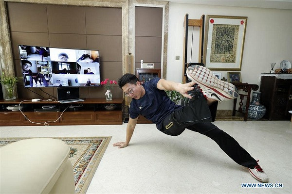 Lớp thực hành thể dục cũng được livestream và học sinh phải làm theo các động tác ngay tại nhà của mình.