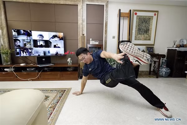Lớp thực hành thể dục cũng được livestream và học sinh phải làm theo các động tác ngay tại nhà của mình.
