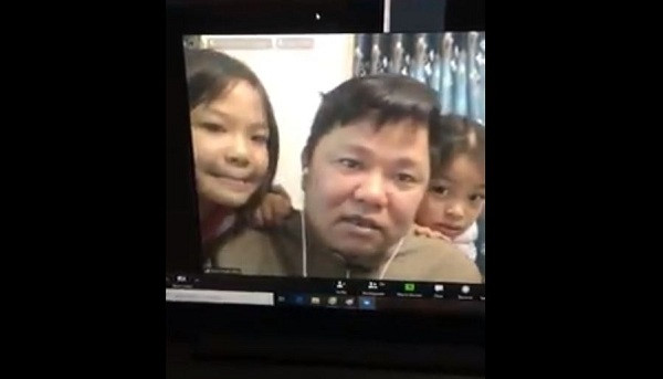 Tại Việt Nam, đoạn clip hài hước chia sẻ khoảnh khắc thầy giáo đang miệt mài giảng bài nhưng bên cạnh lại là hai cô nhóc khiến học sinh phải phì cười vì dễ thương. Hóa ra không chỉ tận tâm với nghề, thầy giáo này còn đang đảm bảo ''nhiệm vụ'' trông con của một người bố gương mẫu trong gia đình.