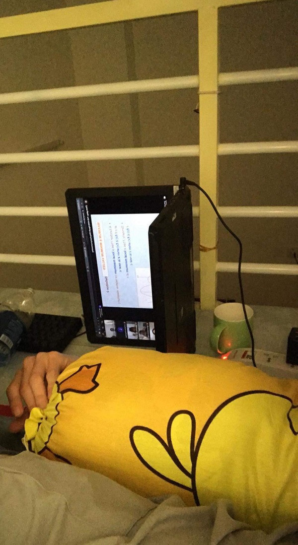 Vừa ôm máy tính nằm giường, vừa nghe thầy giảng bài. Đúng là "nhất quỷ nhì ma thứ ba học trò''.