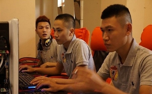 Nói về tài năng chơi game của Hưng ''nhổn'' (ngoài cùng bên phải), game thủ nào cũng phải thừa nhận anh là một ''tay chém'' khét tiếng. Thậm chí BLV game Tuấn Tiền Tỉ còn từng khẳng định rằng: "Gunny chém đến cạn kiệt sức lực, chém như thể không nghĩ đến ngày mai".