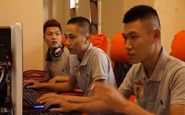 Nói về tài năng chơi game của Hưng ''nhổn'' (ngoài cùng bên phải), game thủ nào cũng phải thừa nhận anh là một ''tay chém'' khét tiếng. Thậm chí BLV game Tuấn Tiền Tỉ còn từng khẳng định rằng: "Gunny chém đến cạn kiệt sức lực, chém như thể không nghĩ đến ngày mai".