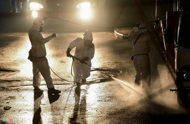 Binh chủng Hoá học phun khử trùng Bệnh viện Bạch Mai, nơi có 33 ca nhiễm SARS-CoV-2. Ảnh: Việt Linh.