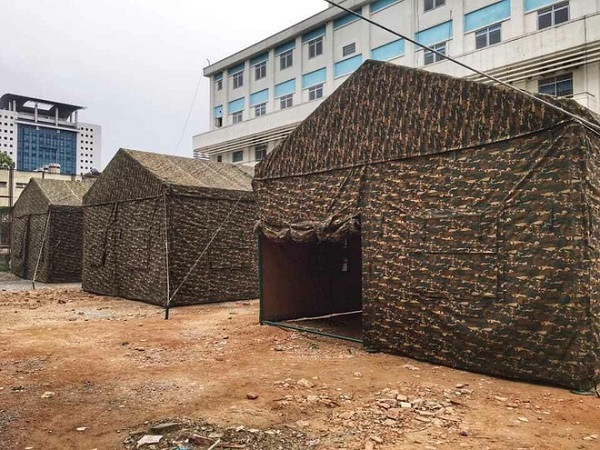 Bệnh viện dã chiến tại Bệnh viện Bạch Mai được xây dựng ngay trong đêm 28/3. Ảnh: BVCC.