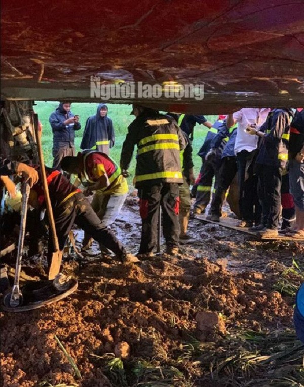 Thời tiết mưa gió khiến bùn đất bám đầy bánh xe, cản trở khá nhiều đến quá trình ''giải cứu'' máy bay. Thợ cứu hộ dùng xẻng loại bỏ bớt bùn đất khỏi bánh xe.