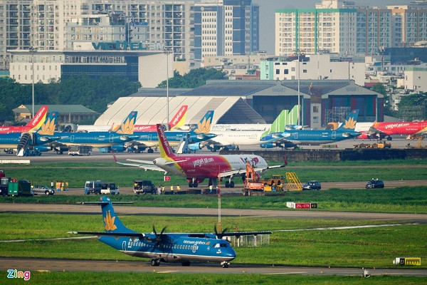 Sau khi tàu bay được đưa về sân đỗ, lực lượng tại chỗ đã tổng vệ sinh mặt đường và các thiết bị tham gia hỗ trợ.