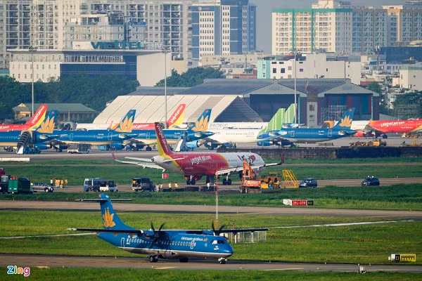 Sau khi tàu bay được đưa về sân đỗ, lực lượng tại chỗ đã tổng vệ sinh mặt đường và các thiết bị tham gia hỗ trợ.