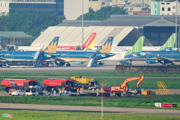 Sau 45 phút lai dắt, đến 6h15, tàu bay được "giải cứu" khỏi thảm cỏ đầy bùn lầy bên trong sân bay Tân Sơn Nhất.