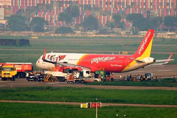 Xe lai dắt sau đó đưa máy bay trở lại sân đỗ.