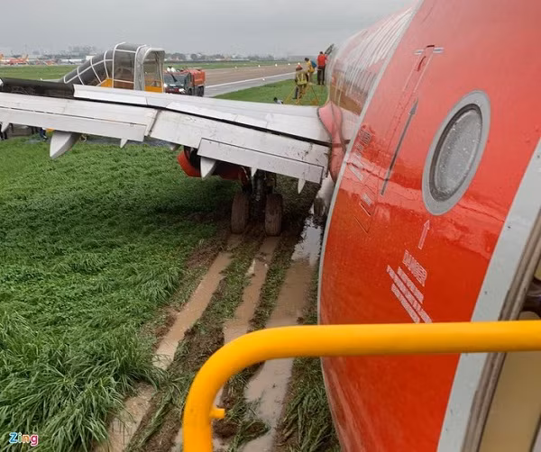 Vì bị trượt ra bên ngoài lề cỏ (mép đường băng), dẫn đến một lốp của máy bay bị nổ. Tuy nhiên rất may mắn, toàn bộ hành khách và tổ bay an toàn.