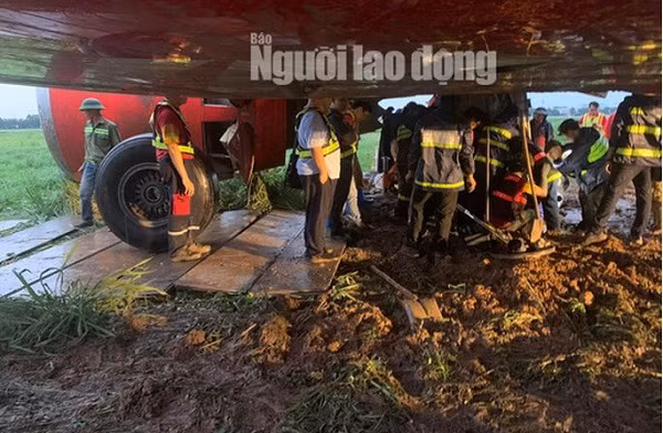 Đến 6h sáng, chiếc A321 đã được kéo từ bãi cỏ lên đường băng 25 trái sau khi hoàn tất việc kích cao, thay lốp máy bay...