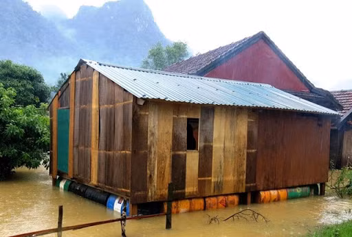 Những ngôi nhà chống lũ này được xây dựng trên nền là những chiếc thùng phuy khiến cả nhà giống như một chiếc thuyền phao nổi trên nước lũ.