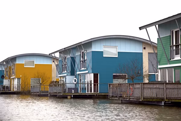 Hà Lan được xem là nơi tập trung của những căn nhà nổi bởi đây vốn là khu vực có địa hình trũng so với mực nước biển. Văn phòng kiến trúc đến từ Hà Lan: Waterstudio và Dura Vermeer đã hoàn thiện một bản mẫu thiết kế nổi tiếng cho loại hình nhà nổi ở Massbommel (gần sông Maas).