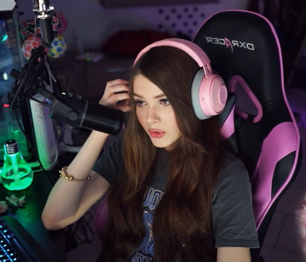 Trong các video thu hút hàng trăm nghìn thậm chí hàng triệu lượt xem, cô nàng thường xuyên chia sẻ về các quan điểm cuộc sống, hướng dẫn các bài tập gym và các bí quyết chăm sóc sắc đẹp.