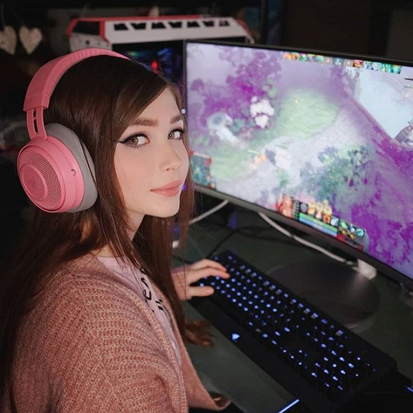  Nữ game thủ xinh đẹp người Nga Karina Kozyreva (hay Sharishaxd) thu hút sự quan tâm của đông đảo cộng đồng mạng nhờ gương mặt không góc chết, body quyến rũ chuẩn siêu mẫu.