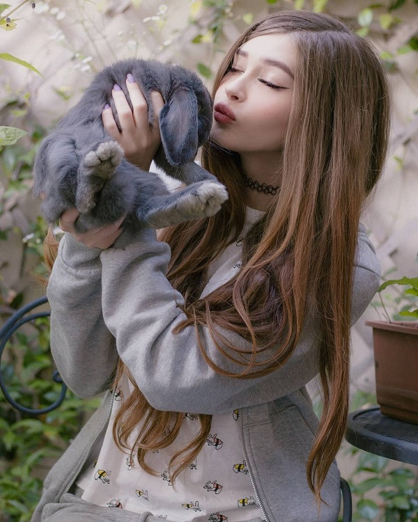 Cô nàng sinh năm 1999 bắt đầu theo đuổi sự nghiệp game thủ kiêm Vlogger chuyên nghiệp từ năm 2015. Đến nay cô trở thành một trong những nữ game thủ - streamer có lượng fan khủng nhất nước Nga.