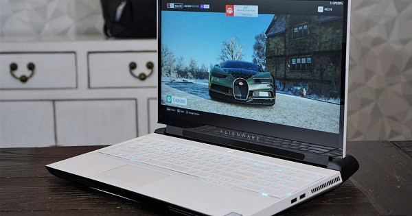  Alienware Area 51M Laptop 17.3-inch (giá khoảng 64,8 triệu đồng): Mặc dù có mức giá không phải ai cũng đủ khả năng sở hữu - hơn 2.000 USD, nhưng bạn sẽ không bao giờ phải thất vọng khi rinh về em laptop chơi game mạnh nhất này, thậm chí còn vượt trội hơn nhiều dòng máy PC chơi game chuyên nghiệp. Ảnh: Engadget