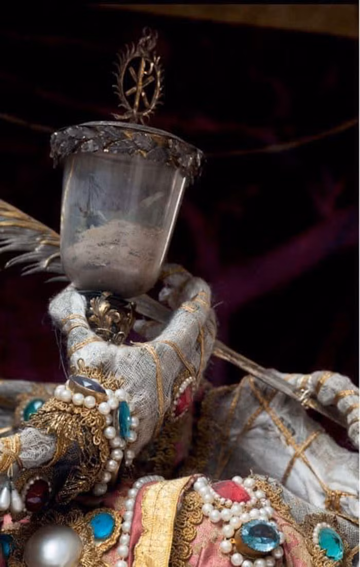 Nhà sử học kiêm nhiếp ảnh gia Mỹ - Paul Koudounaris, hay còn được biết với cái tên thợ săn di vật "Indiana Bones" – đã cho ra mắt bộ sưu tập ảnh chụp về những bộ xương cổ đại nạm ngọc ngà, châu báu được phát hiện trong các nhà thờ ở châu Âu.