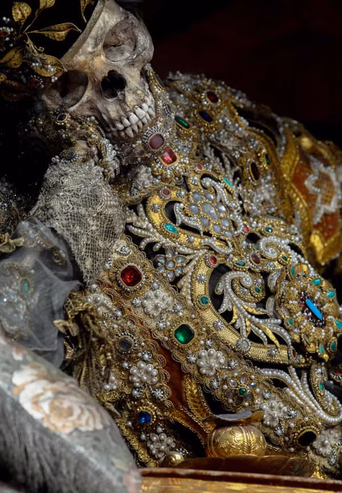 Bên cạnh đó, cũng có hàng ngàn bộ xương khác được khai quật từ các hầm mộ La Mã vào thế kỷ 16.