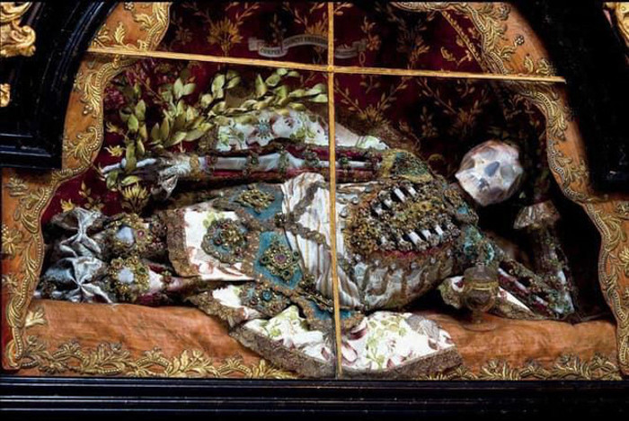 Các bộ xương vô giá này được xem là biểu tưởng sức mạnh mới được tìm thấy của Giáo hội Công giáo ở những khu vực trước đây thuộc đạo Tin lành.