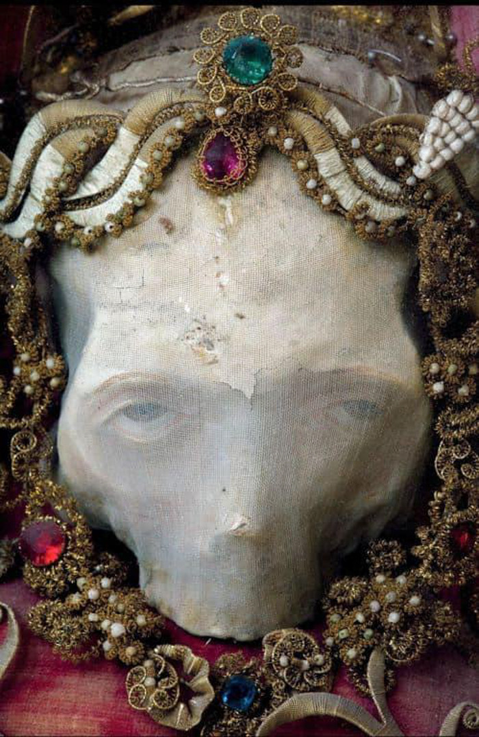 Những bộ xương này có niên đại lên đến hơn 400 năm và được giấu kín trong các cơ sở tôn giáo bí ẩn. Việc chụp ảnh lại các bộ xương này cũng không phải dễ dàng vì khó khăn trong quá trình khai quật.