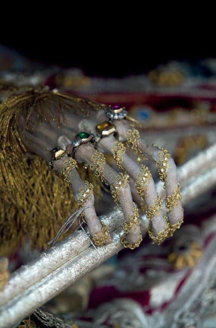 Vẫn còn nhiều bí ẩn về những bộ xương nạm ngọc ngà này, nhiều người rất muốn được chiêm ngưỡng chúng.