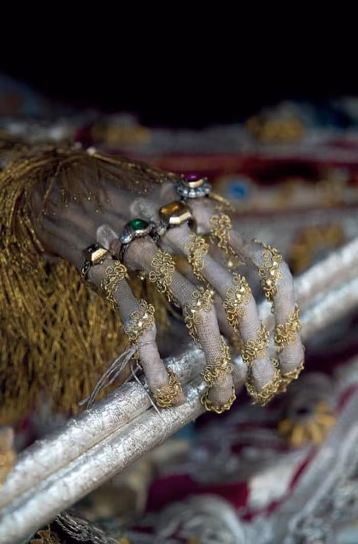 Vẫn còn nhiều bí ẩn về những bộ xương nạm ngọc ngà này, nhiều người rất muốn được chiêm ngưỡng chúng.