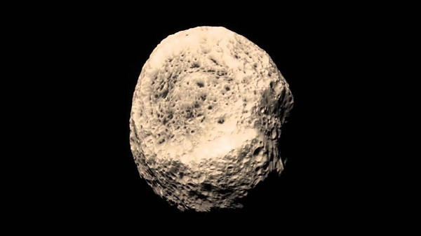 Trong số các Mặt trăng trong hệ Mặt trời của chúng ta, Mặt trăng Hyperion - vệ tinh tự nhiên của sao Thổ mang vẻ ngoài bất thường với nhiều hố va chạm sâu trông như hòn đá bọt khổng lồ.