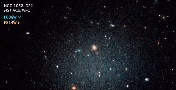 Vật chất tối chiếm 85% vật chất trong vũ trụ, tuy nhiên năm 2018 lại ghi nhận sự phát hiện một dải ngân hà dường như không có bất kì vật chất tối nào. Điều này đã khiến các nhà khoa học sửng sốt, đưa ra một loạt giả thuyết như ngân hà này tạo nên từ khí gas, hay có một "thứ gì đó" xóa sổ vật chất tối.