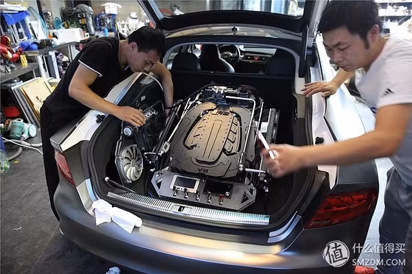 Chia sẻ về bộ sưu tập công nghệ và linh kiện đầu tư cho bộ PC trong siêu xe độc đáo này, anh Dong cho biết gồm ASUS ROG Rampage VI Extreme, chip Intel Core i9-7900x, đế tản nhiệt Asus ROG R6E RGB Monoblock.