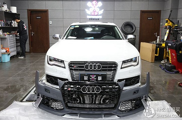 Anh đã tạo nên một siêu phẩm chưa từng có tiền lệ tương tự trong lịch sử độ máy tính trên thế giới, đó là độ xế hộp Audi S7 thành gaming PC khủng.