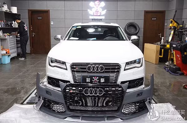 Anh đã tạo nên một siêu phẩm chưa từng có tiền lệ tương tự trong lịch sử độ máy tính trên thế giới, đó là độ xế hộp Audi S7 thành gaming PC khủng.