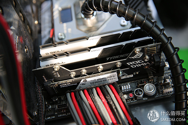 "Chiếc xe có nguồn cấp điện 2000W. Một khi gắn màn hình vào, lái xe đi bất kỳ đâu vẫn chơi được PUBG và xem phim", Dong cho biết.