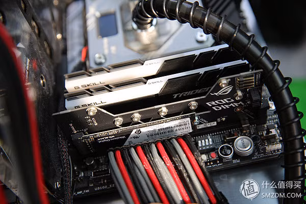 "Chiếc xe có nguồn cấp điện 2000W. Một khi gắn màn hình vào, lái xe đi bất kỳ đâu vẫn chơi được PUBG và xem phim", Dong cho biết.