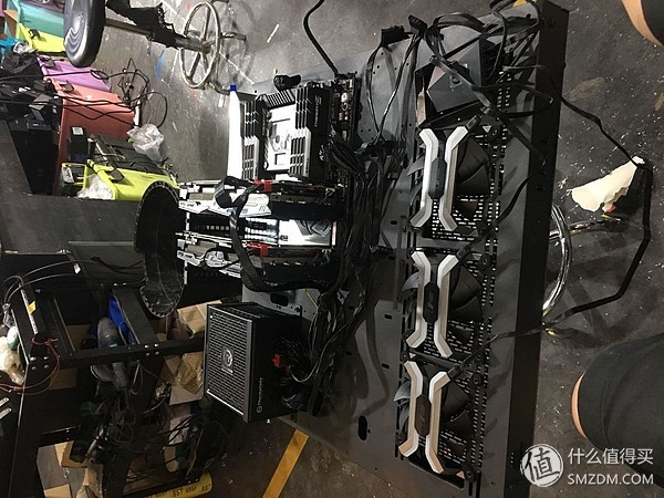 Màn hình Asus ROG Swift kết hợp PSU 2000W lấy trực tiếp từ xe và đương nhiên là cả một chiếc Audi S7 đắt đỏ.