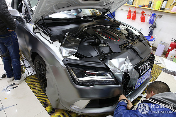 Bộ PC này cực khổng lồ, có 4 bánh kèm động cơ đốt trong và không thể thiếu hệ thống làm mát bằng chất lỏng đồ sộ.