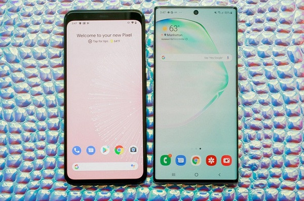 Apple không cho bạn can thiệp quá nhiều vào giao diện của hệ thống nhưng Google thì ngược lại. Bạn có thể cá nhân hóa nhiều thứ trên Android một cách dễ dàng, ví dụ như đặt ứng dụng ở bất cứ đâu trên màn hình hay bổ sung thêm các widget có kích thước khác nhau.