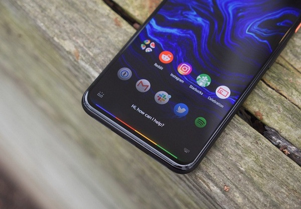 Trợ lý ảo Google Assistant của hệ điều hành Android thực hiện lệnh chính xác hơn Siri của ''Táo khuyết'', cũng như đưa ra các kết quả tìm kiếm đa dạng hơn do tận dụng được kho dữ liệu của Google. Ngoài ra nhiều người dùng nhận xét, câu gọi trợ lý ảo "OK , Google" dễ phát âm hơn "Hey, Siri".