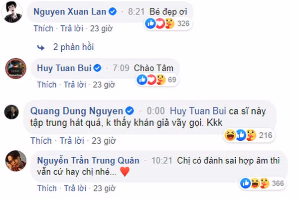 Đây cũng là một trong những buổi livestream thu hút đông đảo sự quan tâm của các celeb Việt. Các nghệ sĩ nổi tiếng để lại bình luận rôm rả yêu cầu bài hát chẳng khác nào "fan cứng", hay chỉ đơn giản gọi tên Mỹ Tâm để thể hiện tình yêu của mình với nữ ca sĩ.