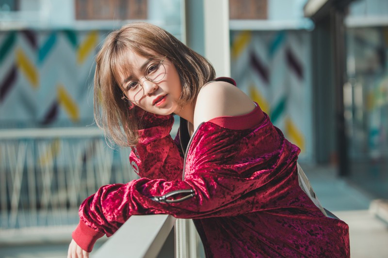 Vậy nên, mỗi khi MisThy có màn "khóa môi" lãng mạn nào đó với bạn khác giới thì cũng là lúc cả cộng đồng sôi nổi bình luận, tìm tòi cũng như cho đây là tín hiệu đáng mừng dành cho cô nàng.